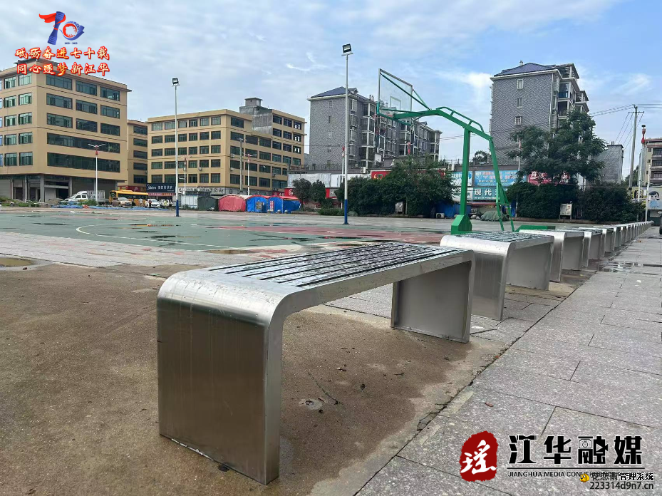 江华白芒营镇：新市场广场添长凳 民生实事暖人