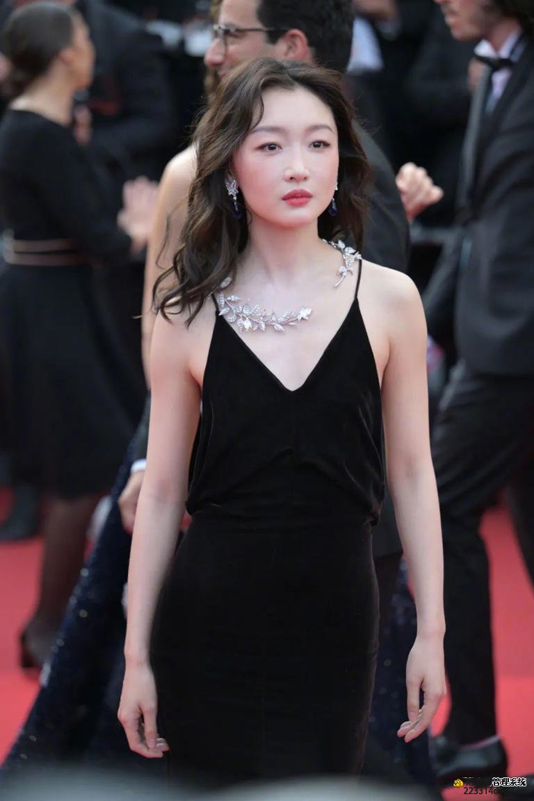 33岁周冬雨选对造型太美了与舒淇同框也没输