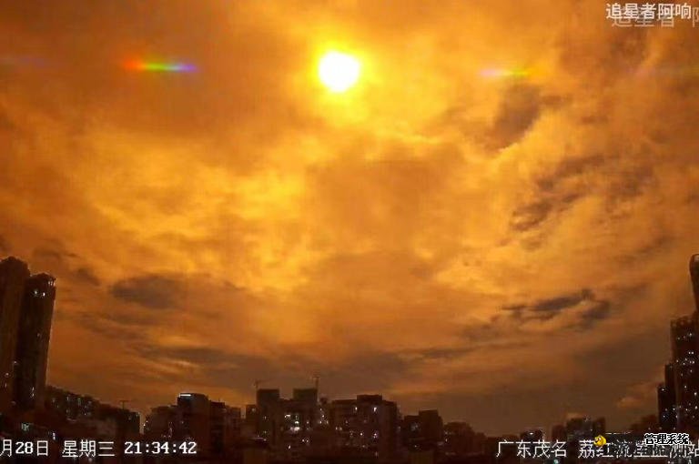 广东茂名夜空被传有“火流星”划过 ，当地气象